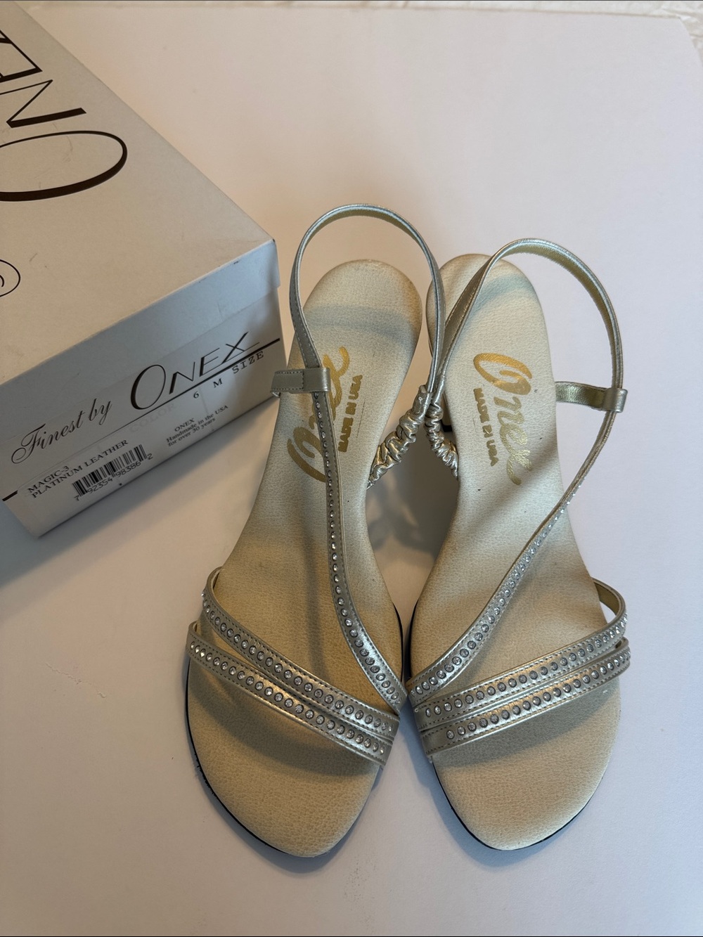 NIB Finest by Onex Platinum Leather Rhinestone Sandals Size 6